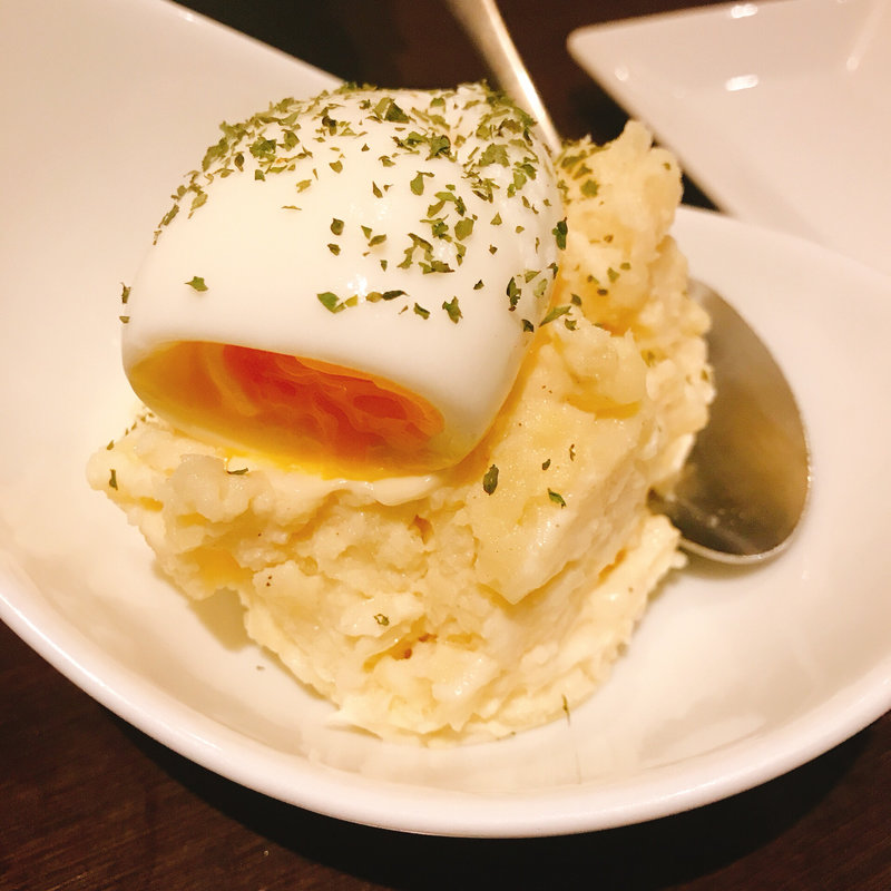 自家製ポテトサラダのとろ玉のせ(やきとり家 すみれ 渋谷宇田川町店)