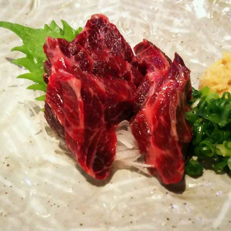 鯨赤身の刺身(魚店亜紗 （うおだなあさ）)