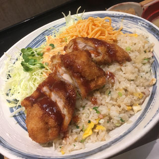 おみきセット(炒飯の上にチキンカツとサラダ)(菊正宗 おみき茶屋)