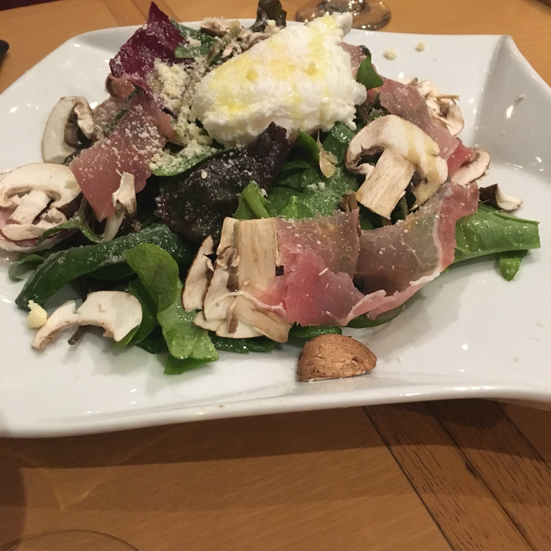 生ハム×キノコ×ポーチドエッグのグリーンサラダ(HIBINO)