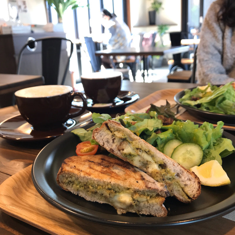 グリルチキンとバジルのサンド＋チャイラテ(ルボナパータージェ)