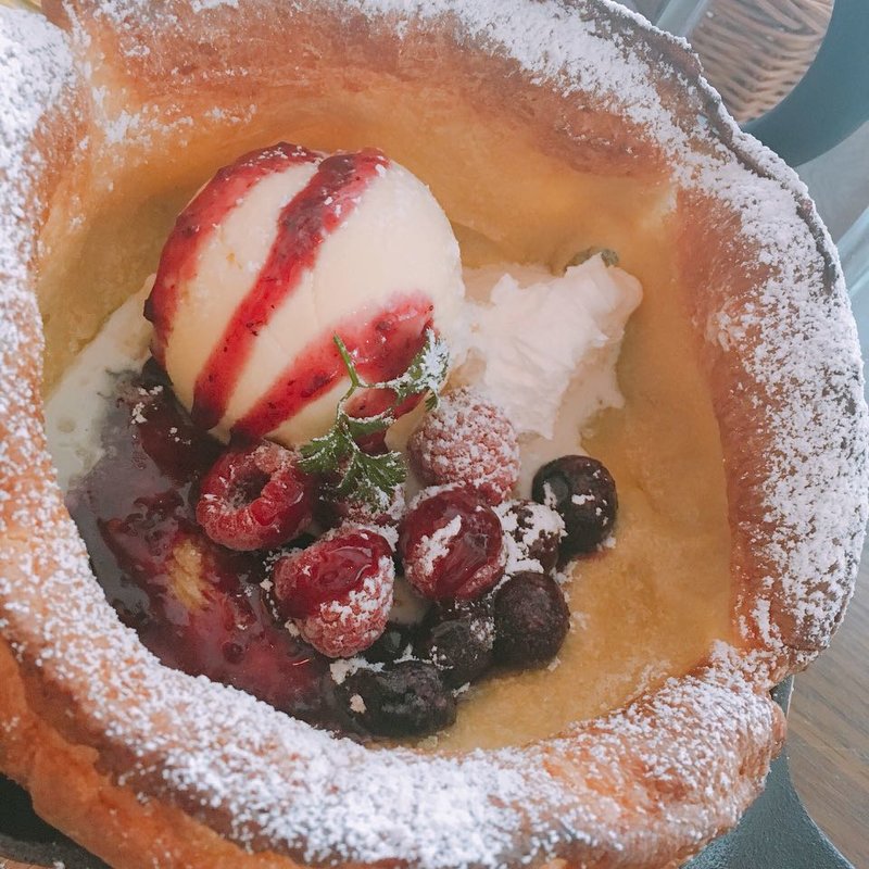 ダッチベイビー(berry)(cafe garden +caferatory （カフェガーデン プラス カフェラトリー）)