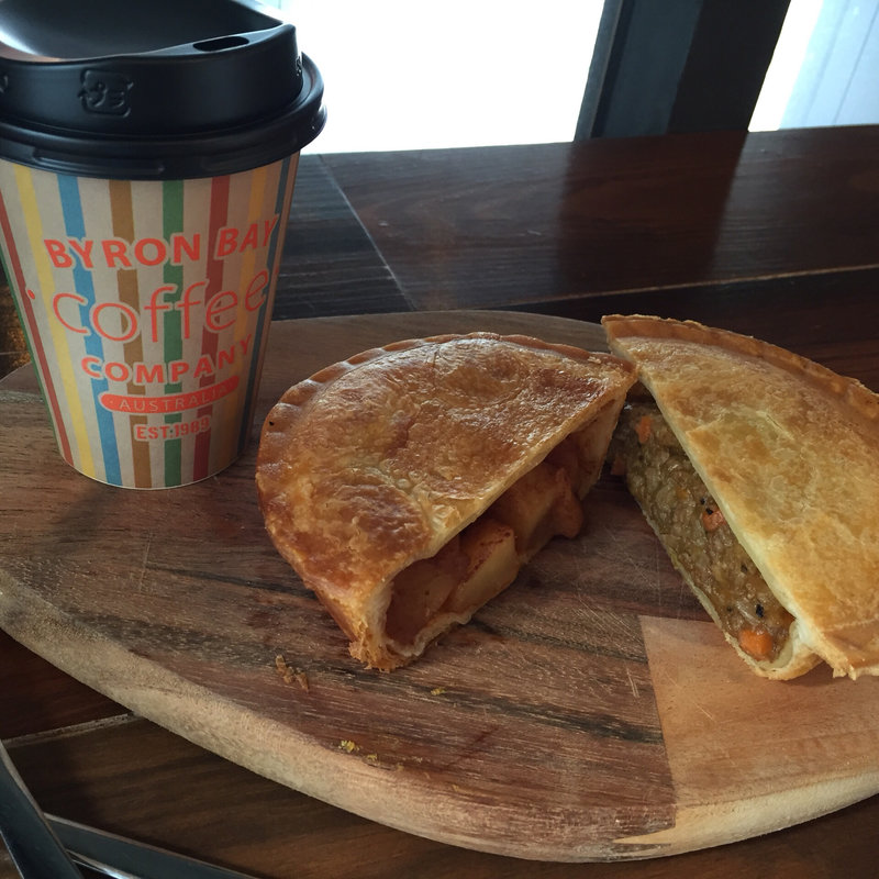 ビールパイとアップルパイを半分にしていただいた！(バイロンベイ コーヒー 日本橋店)