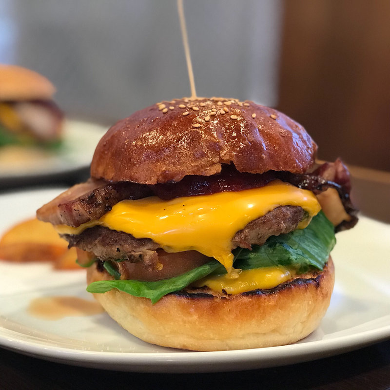 ベーコンチーズバーガー(市島製パン研究所バンズ)(レストラン 山の駅)