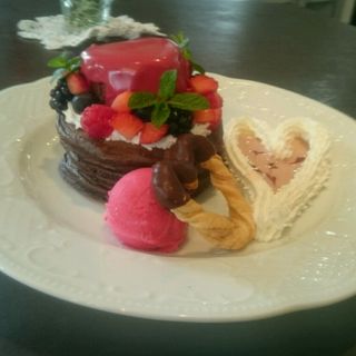 赤いハートとチョコレートのバレンタインパンケーキ(カフェ アンジェ)