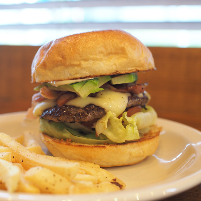 アボカドモッツァレラバーガー(スモークベーコントッピング)(WEST WOOD BAKERS)