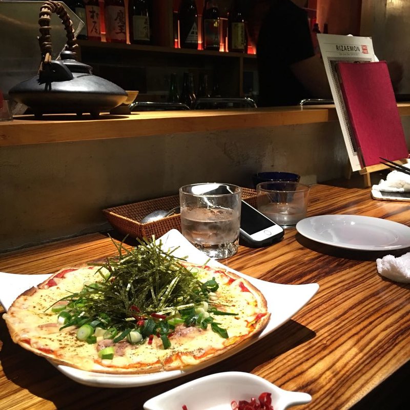 塩辛ピザ(雷門焼酎バル 利左衛門)