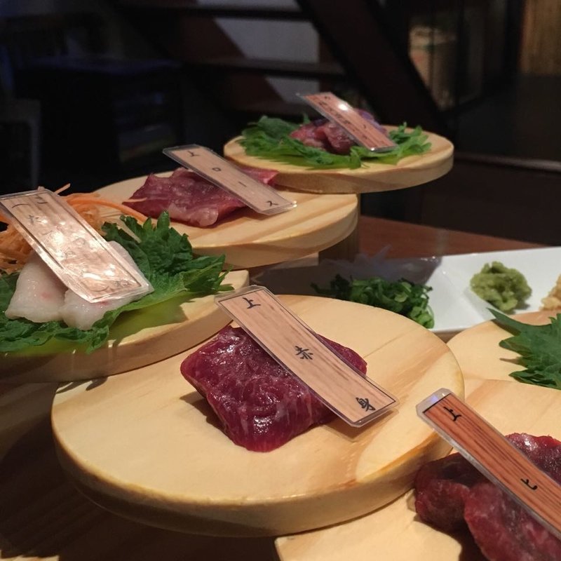 名物！馬刺しの階段盛り 2人前～(WAZA （ワザ）)