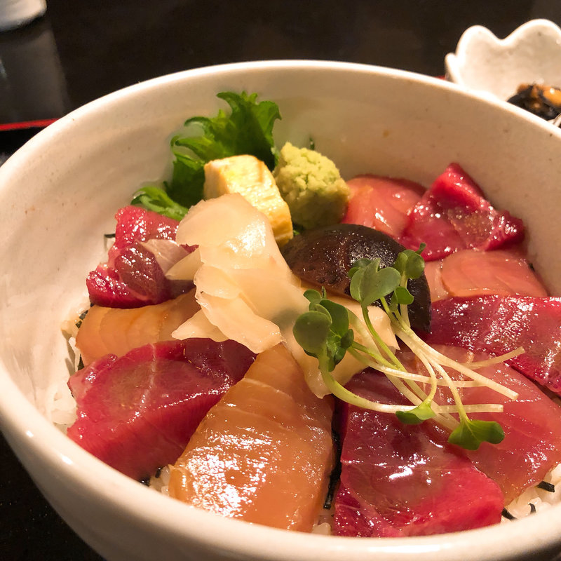 マグロと鰤の漬け丼(月の井)