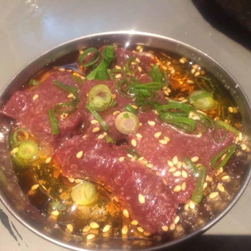 超新鮮牛炙りレバー税抜550円(立喰☆焼肉 瑞園 天満店)