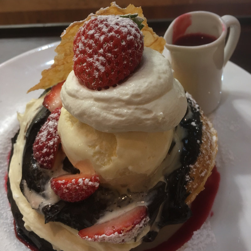 ダブルショコラのパンケーキ ブラック＆ホワイト(カフェ＆ブックス ビブリオテーク 福岡・天神（café & books bibliothèque Fukuoka Tenjin）)