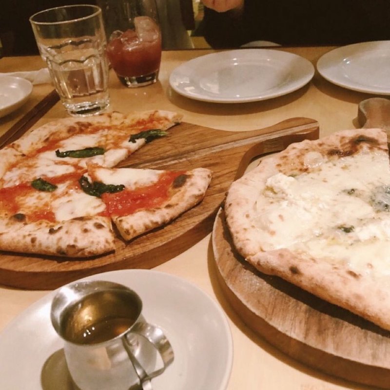 ハーフ&ハーフのピッツァ・マルゲリータ & クアトロフォルマッジ(RIGOLETTO　SMOKE　GRILL　& BAR （リゴレット　スモーク　グリル　&バー）)