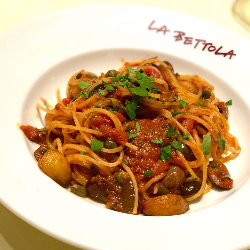 娼婦風スパゲティ (スパゲティアラプッタネスカ)(ラ・ベットラ・ダ・オチアイ)