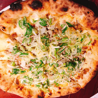  鴨とねぎ 燻製スカモルツァチーズのピザ