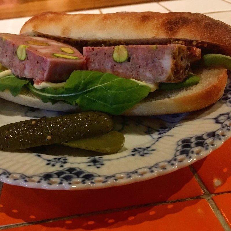 サメパンとパテドカンパーニュのサンドイッチ(サンフェイス)