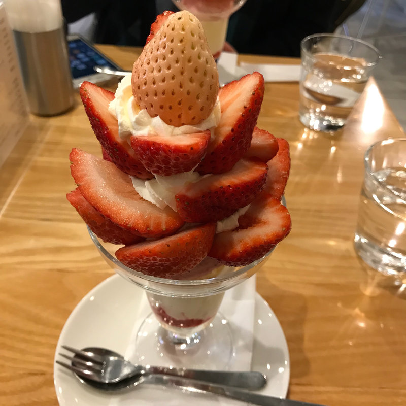 白いいちごの入った5種のいちごパフェ(フルーツパーラーゴトー )