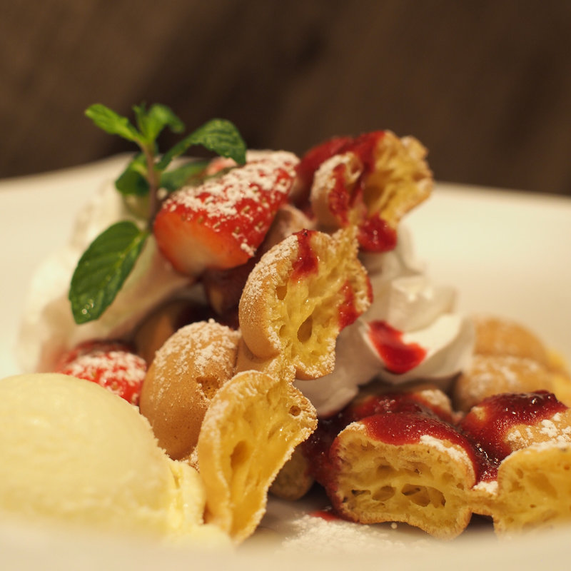 奈良古都華いちごのワッフルパフェ(プレート)(MINOH RIS CAFE)