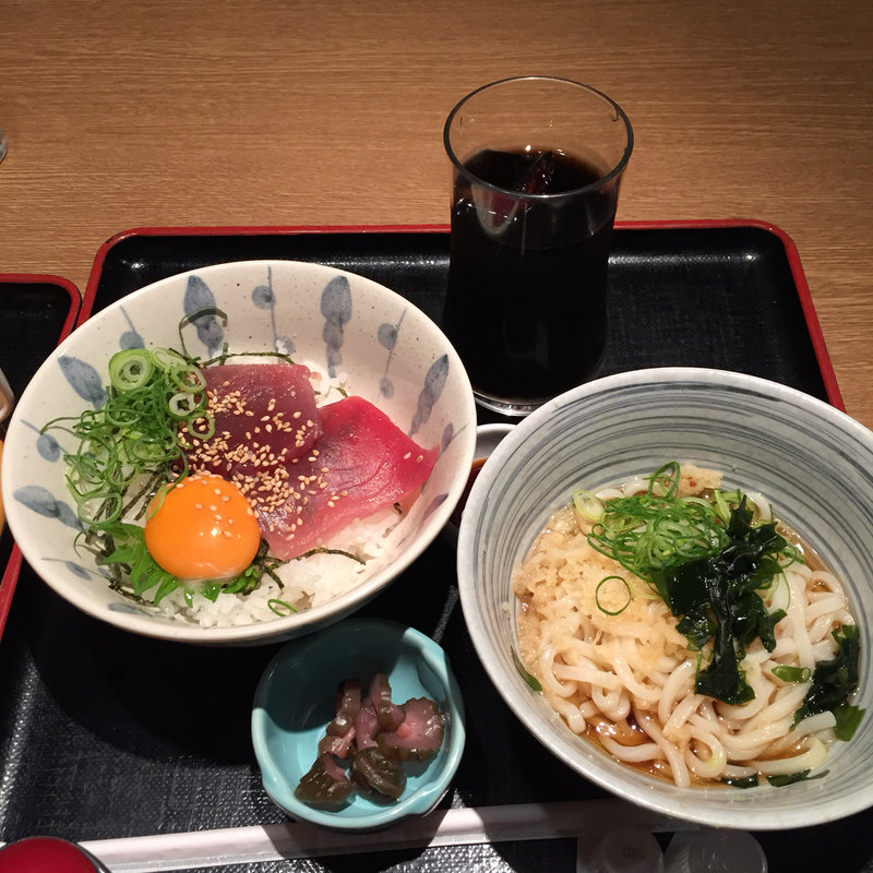 漬けマグロ丼と小さなうどんセット(茶房ひまわり イズミヤ洛北店 )