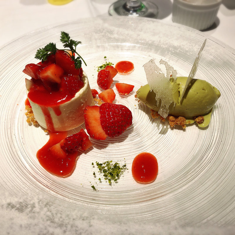 福岡あまおうとレアチーズケーキ　濃厚なピスタチオのアイスと共に(代官山ASO チェレステ 二子玉川店)