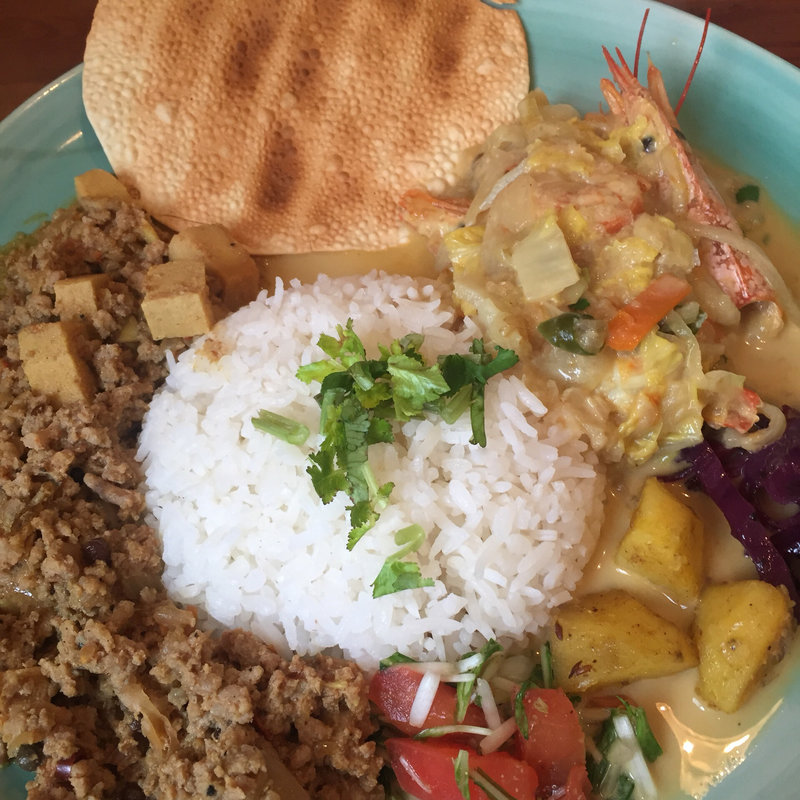 海老と白菜のココナッツカレーとポークキーマカレーの二種重ね(Curry&Spice 青い鳥)