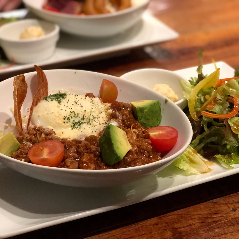 半熟卵のアボガドタコライス(猿Cafe 新宿マルイ本館店)