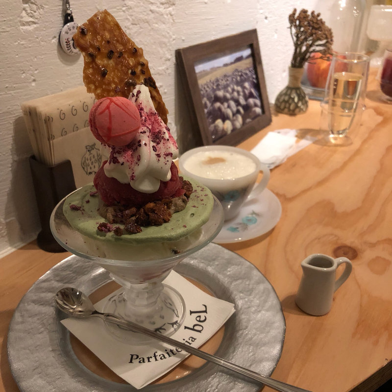 カカオニブとグリオットのパフェ(夜パフェ専門店パフェテリア ベル)