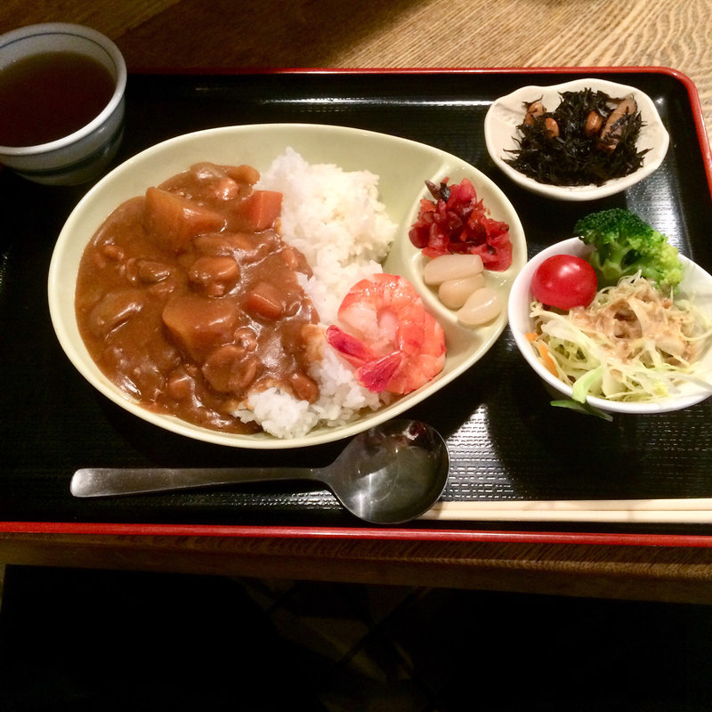 シーフードカレー　サラダ付(魚源)