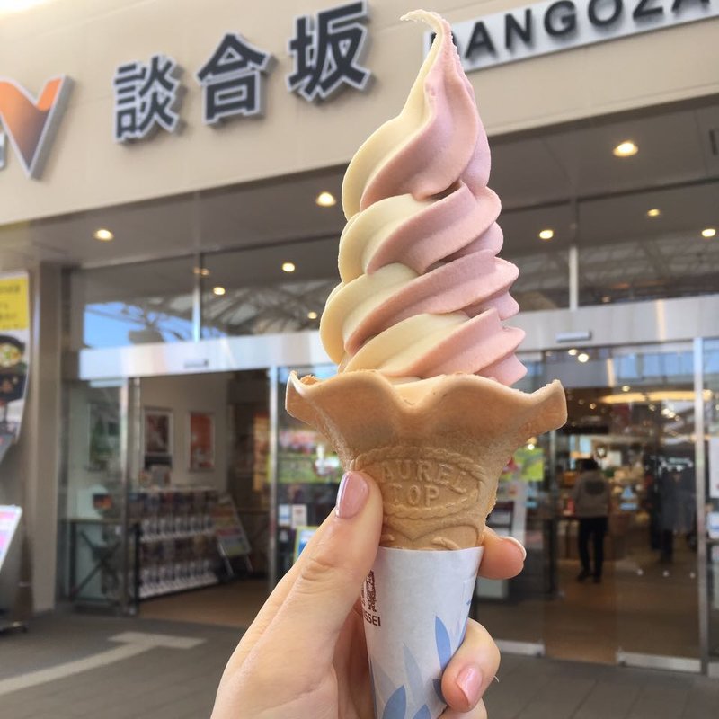 山梨県産ぶどう×南アルプスの白桃ミックスソフトクリーム(談合坂サービスエリア(上り線） フードコート )