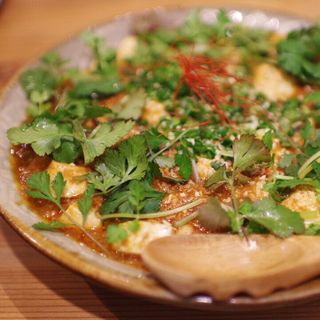 カレー屋の麻婆丼+パクチー(スパイス スエヒロ)
