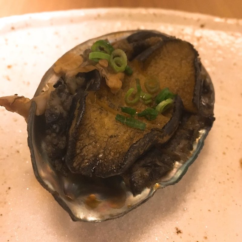 活きアワビの鉄板蒸し(鉄板焼 一如)