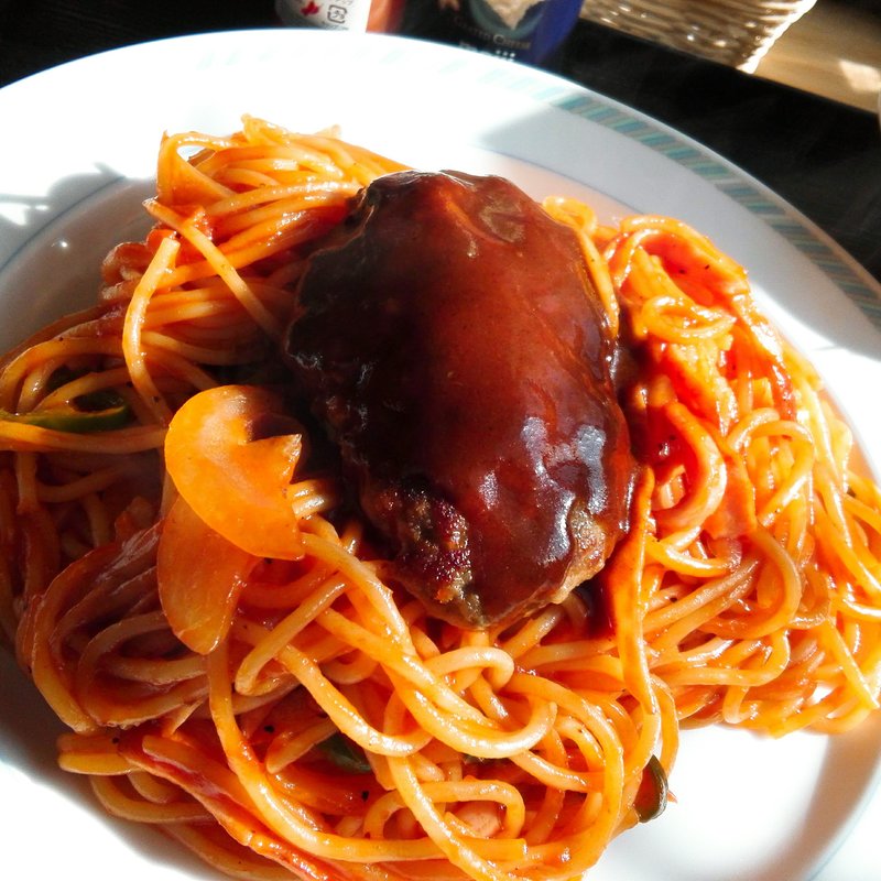 スパゲティーナポリタンハンバーグ添え(花の木 )