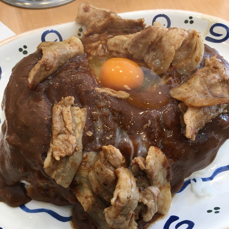 スタミナカレー 生玉子入り 大盛 辛さ20倍(スタミナカレーの店 バーグ 吉野町店)