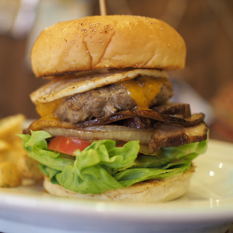 ベーコンチーズバーガー(＋エッグ)(アオラニカフェ)