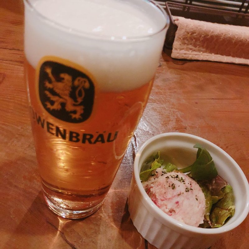 レーベンブロイ樽生ビールとお通し(マンジャ ピエーノ )