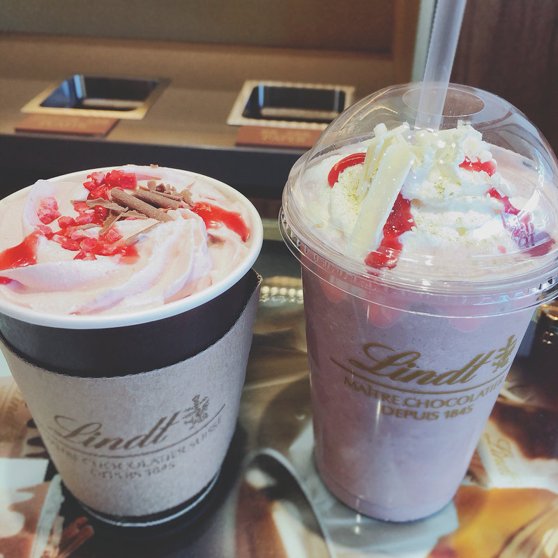 リンツ ホワイトチョコレート サクラアイスドリンク(リンツ ショコラ ブティック＆カフェ 神戸三田プレミアム・アウトレット店)