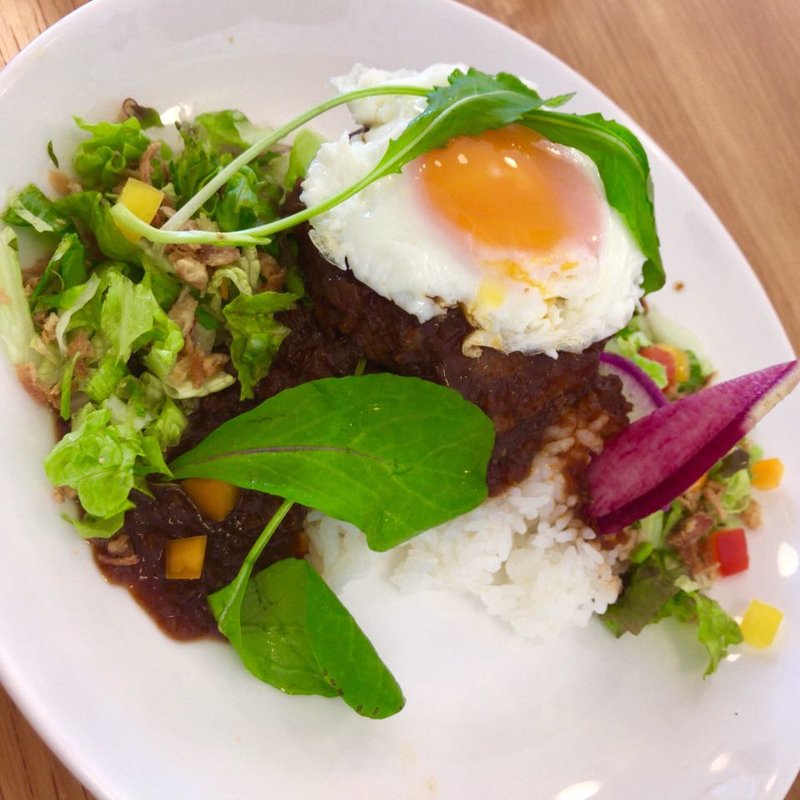 ふわふわハンバーグのロコモコ(ハワイアンリゾートカフェ レオラ)