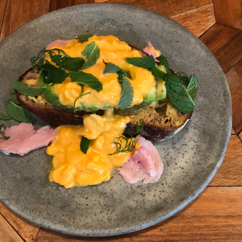 アボカドとスクランブルエッグのオープンサンドと自家製ハム(bistro rojiura)