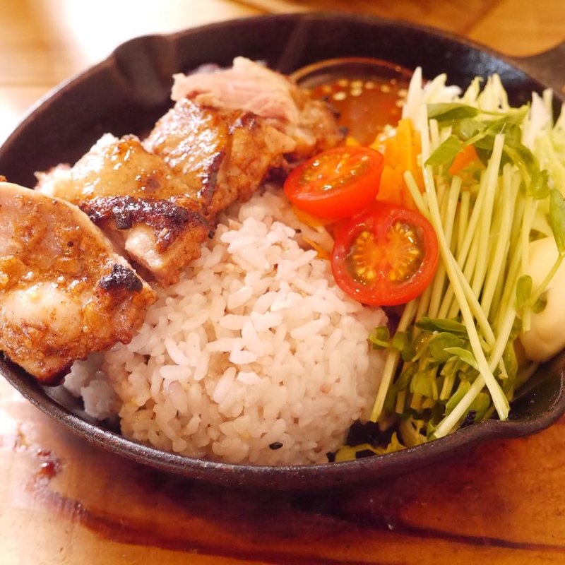 スキレットで焼くジャークチキンプレート(ランバー ヤード （LUMBER YARD）)