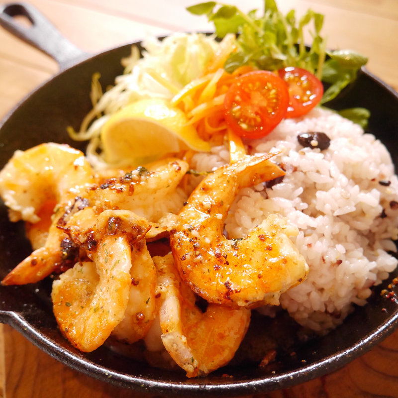 スキレットで焼くガーリックシュリンププレート(ランバー ヤード （LUMBER YARD）)