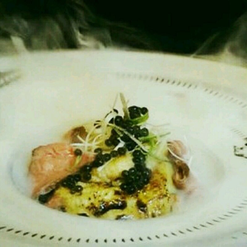 瞬間スモークしたフォアグラと、宮崎牛のトリュフキャビア茶漬け(モトフサ アラキ)