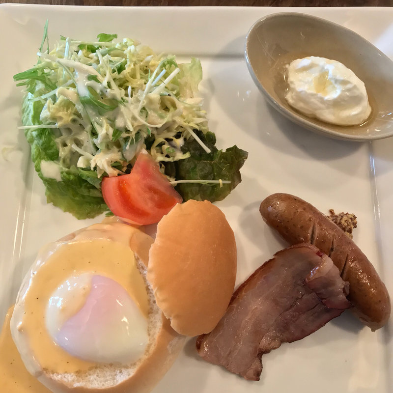 エッグベネディクト、ベーコン、ソーセージ、ヨーグルト(Red wood Inn （レッドウッド イン）)