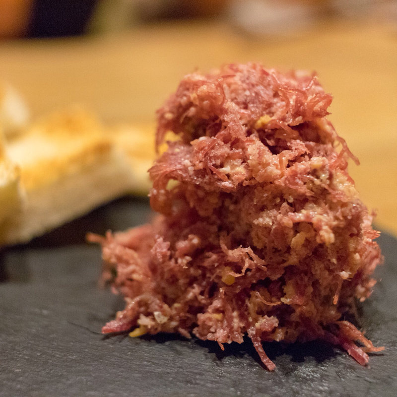 国産牛の自家製コンビーフ(創作鉄板焼 粉者本店)