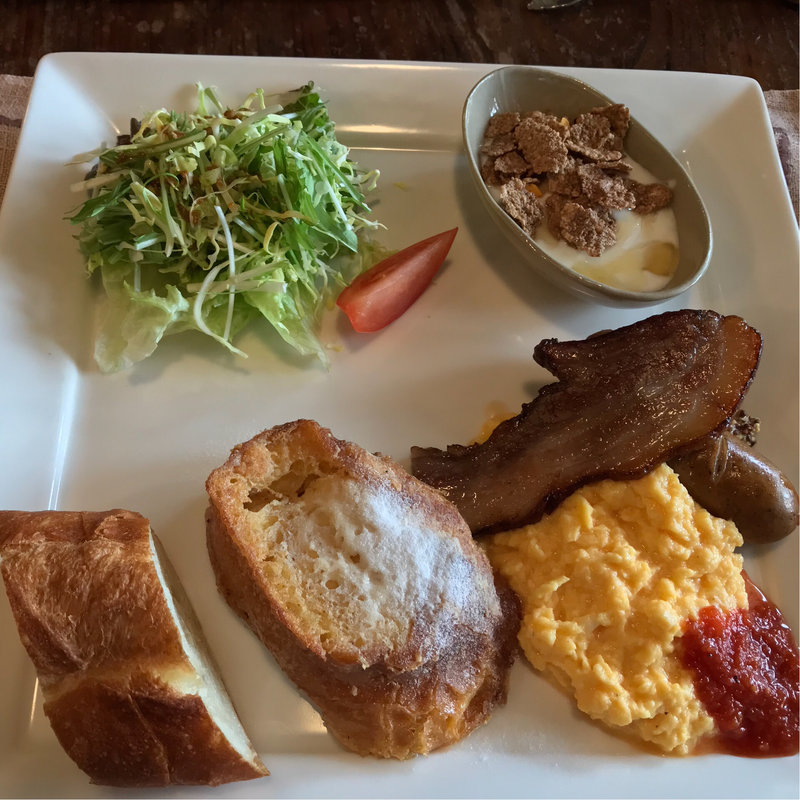 フレンチトースト、ベーコン、ソーセージ、スクランブルエッグ、ヨーグルト(Red wood Inn （レッドウッド イン）)