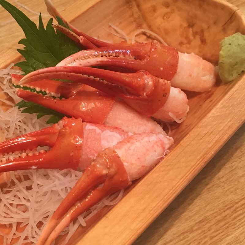 ズワイガニ爪の刺身(居酒屋 達磨)