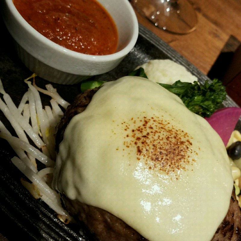 モツァレラトマトハンバーグ(ミート矢澤 （ミートヤザワ）)