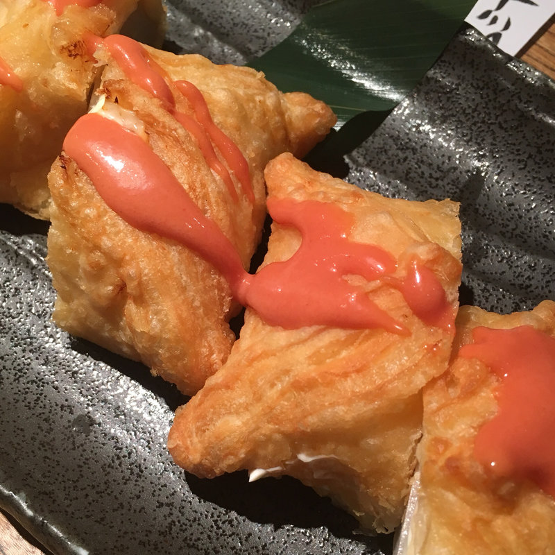 里芋とクリームチーズの包み揚げ(地酒遊楽 裏や)