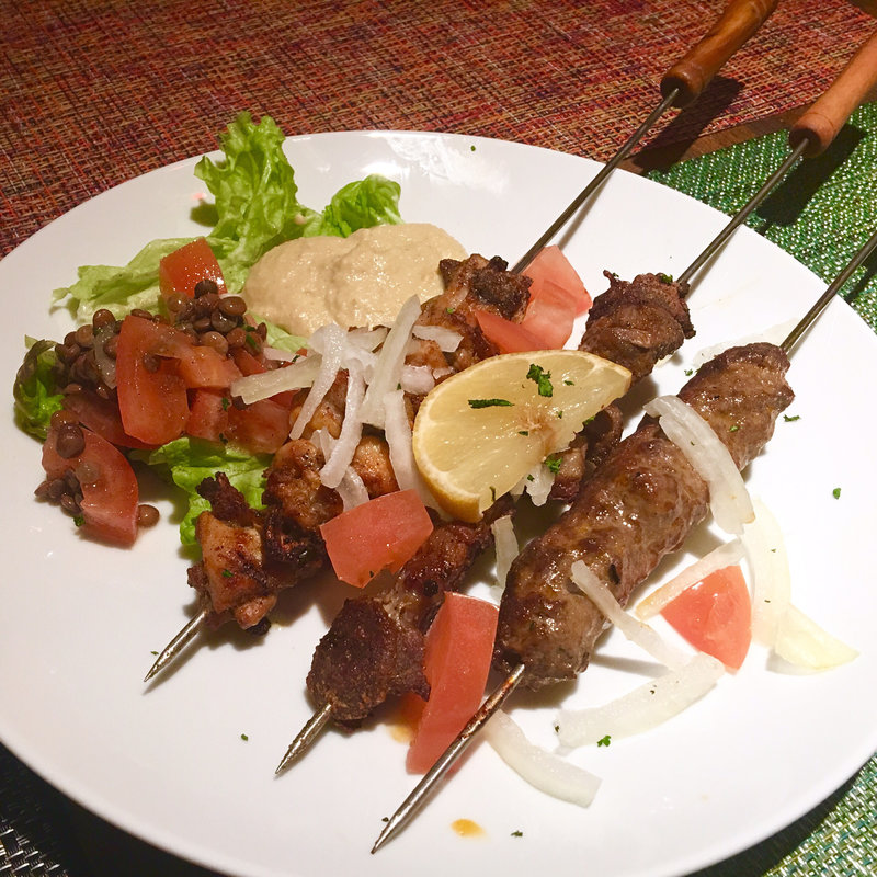 チキン、ケフタ、ラムの串焼き(モガドール （Mogador）)