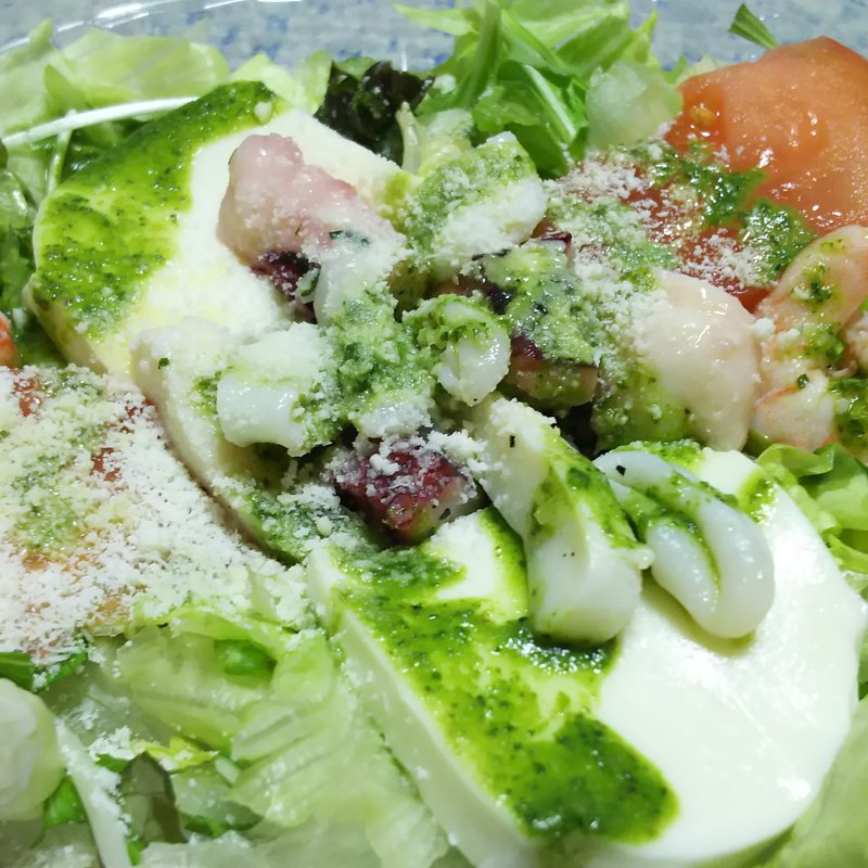 シーフードとモッツァレラチーズのジェノバ風サラダ(アントニオ 川崎店)