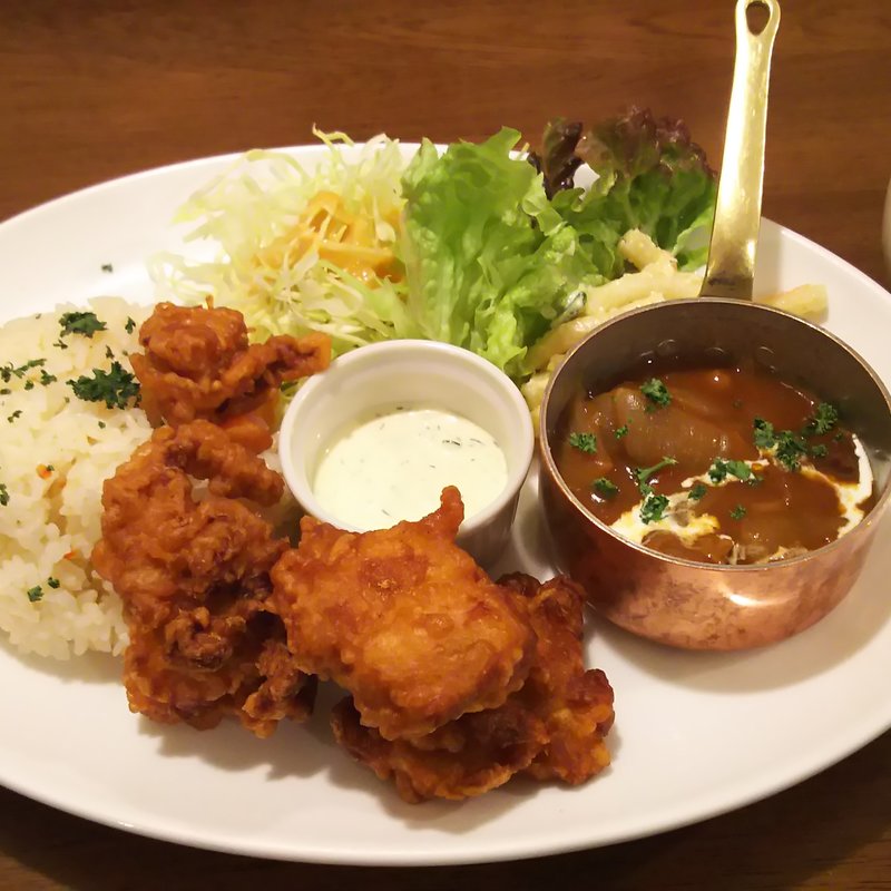 Bランチ（チキンから揚げとハッシュドビーフ）(マカロニ軒)