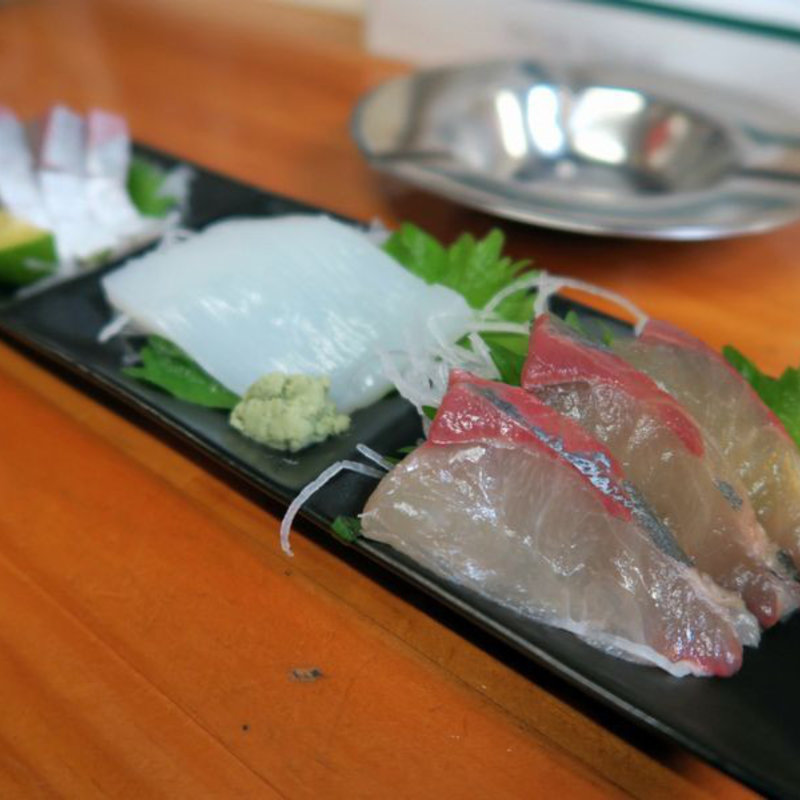 刺身三種盛り（ぶり・イカ・シマアジ）(ポンコツ)